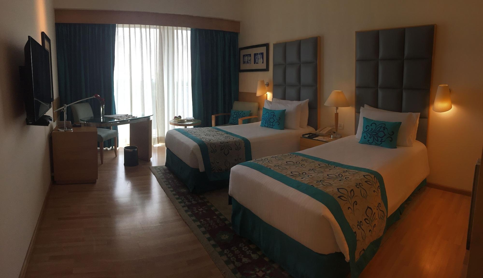 Taj Csandígarh Kültér fotó A room at the Taj Bengal