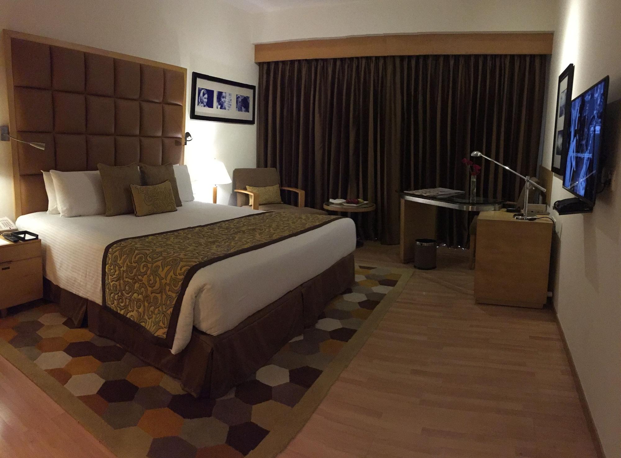 Taj Csandígarh Kültér fotó A room at the Taj Bengal