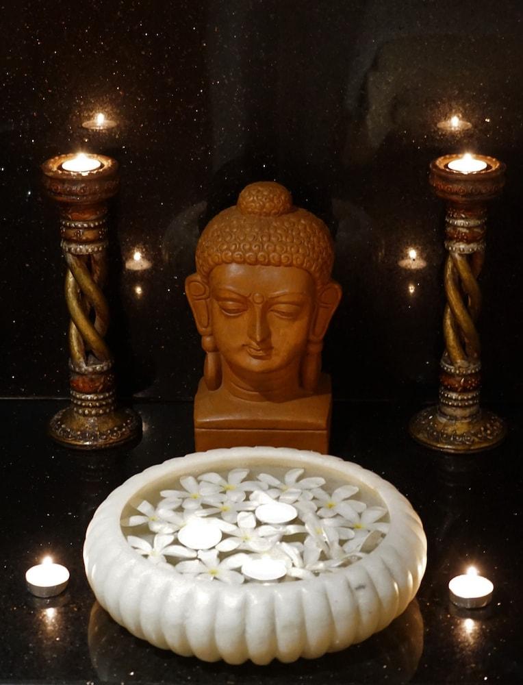 Taj Csandígarh Kültér fotó A statue of the Buddha with two oil lamps