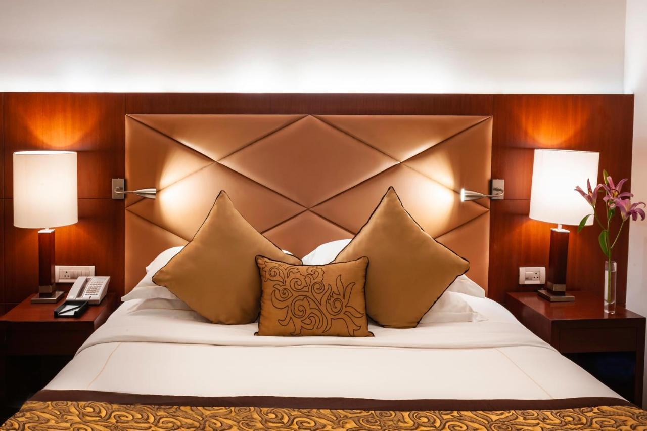 Taj Csandígarh Kültér fotó A bedroom at the Taj Bengal