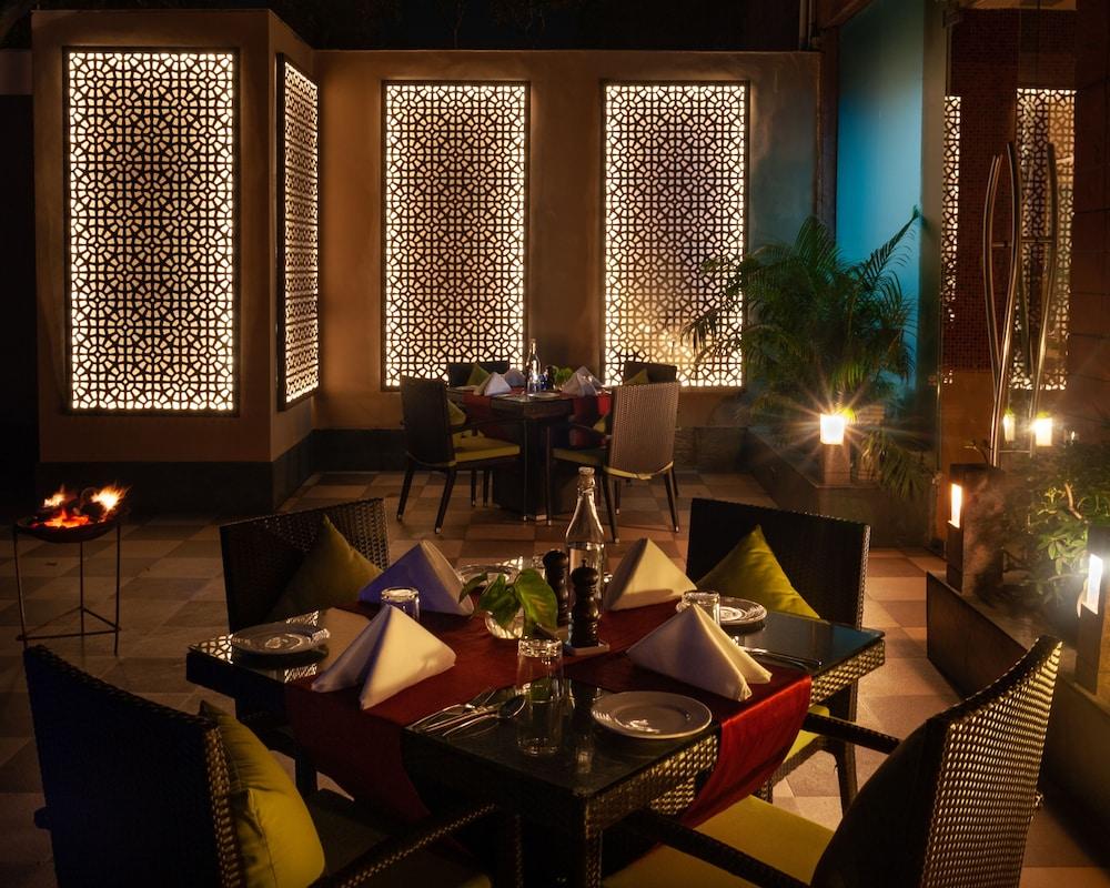 Taj Csandígarh Kültér fotó The restaurant