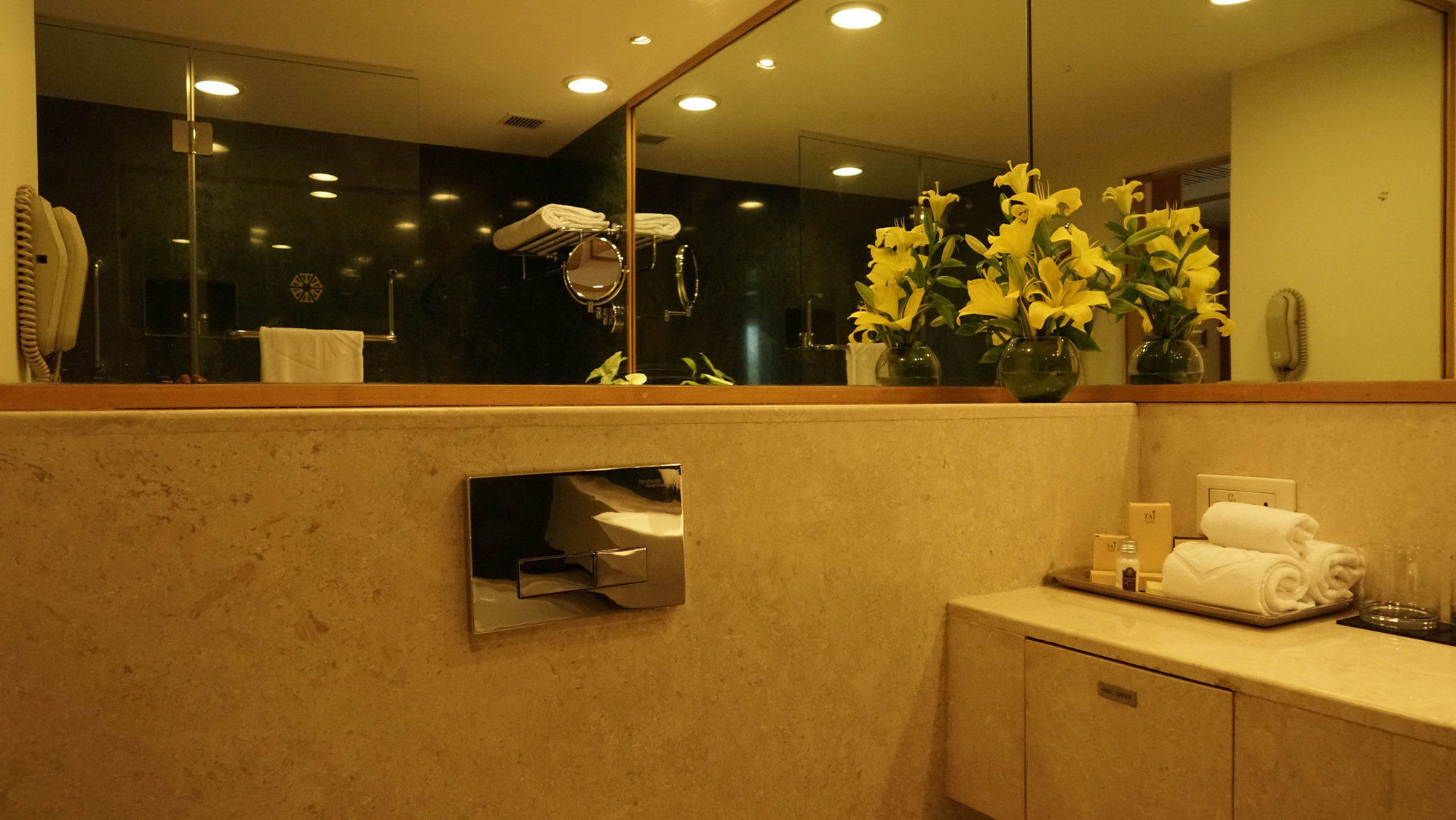 Taj Csandígarh Kültér fotó A hand dryer in a hotel bathroom