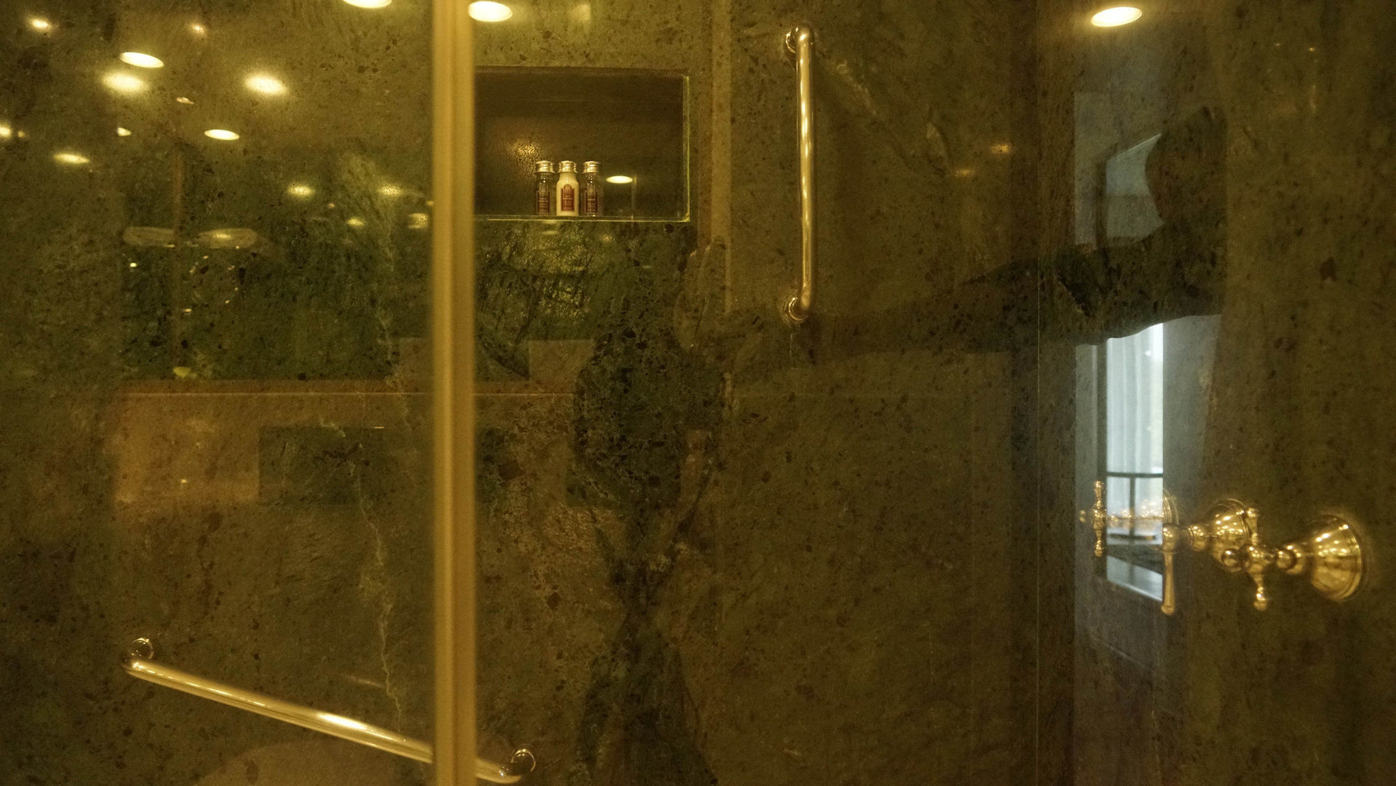 Taj Csandígarh Kültér fotó A shower with a sliding door