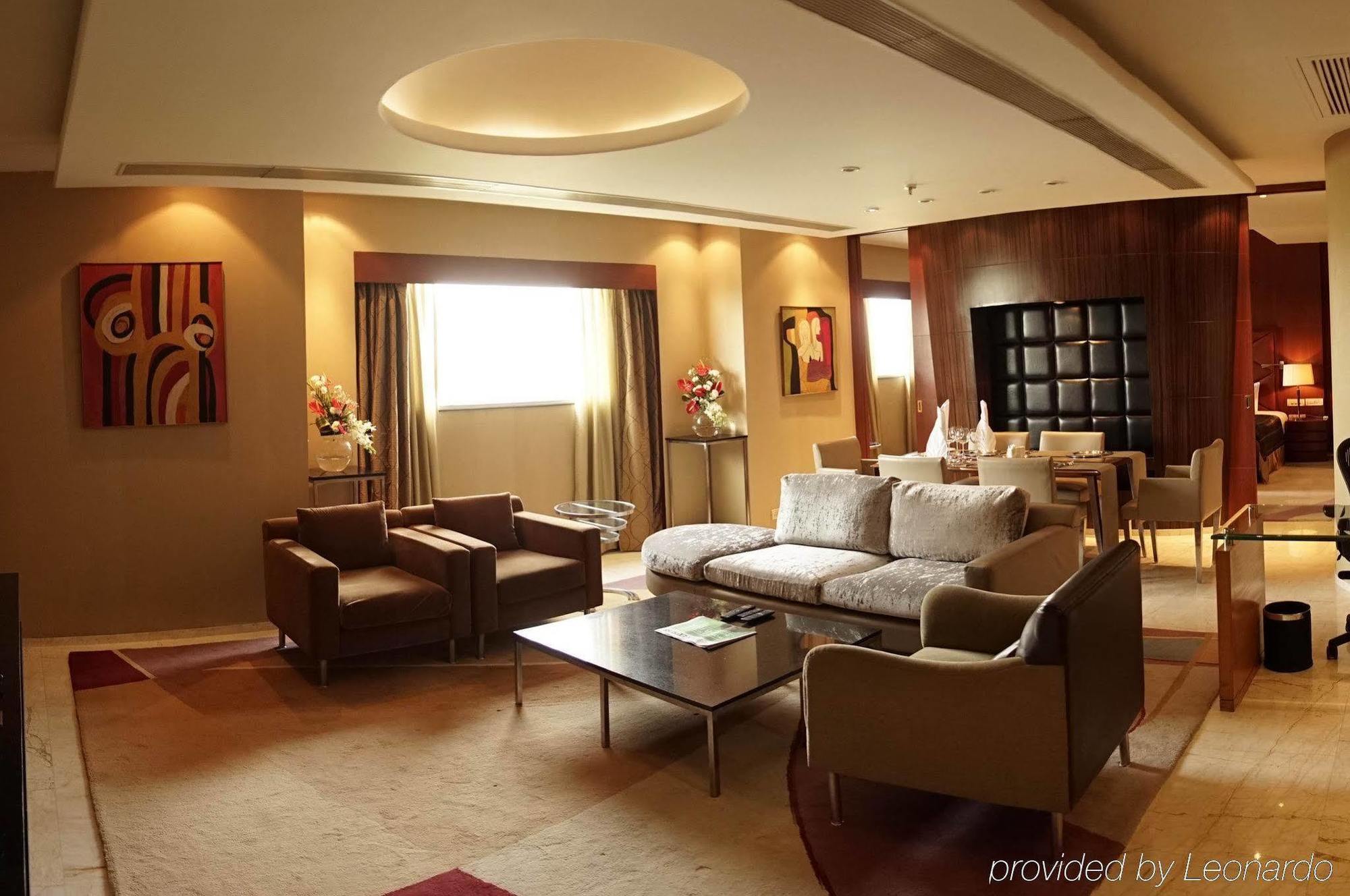Taj Csandígarh Kültér fotó A living room in a suite at the Ritz-Carlton, Dubai